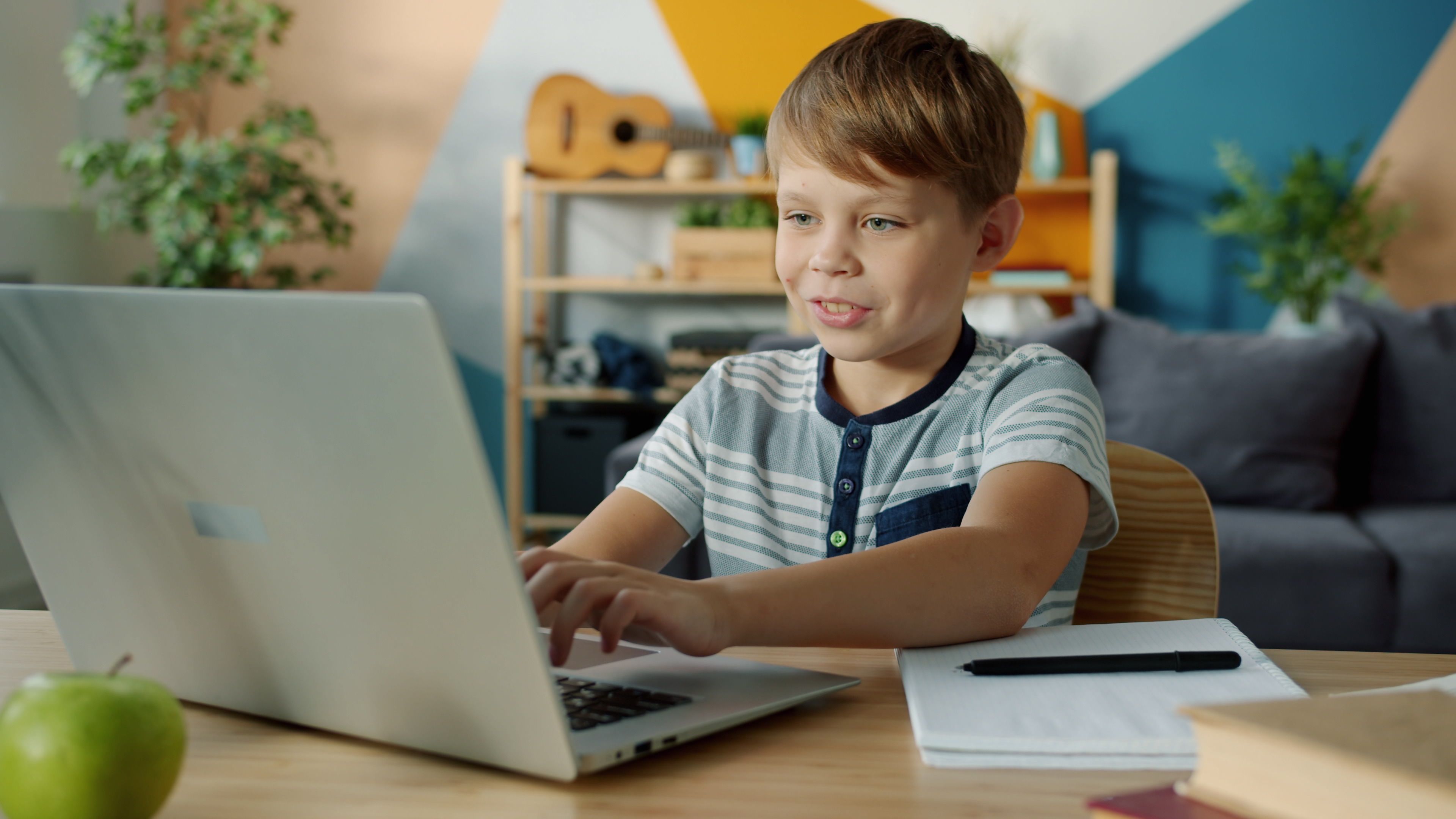 Niño en su clase de inglés en línea desde casa